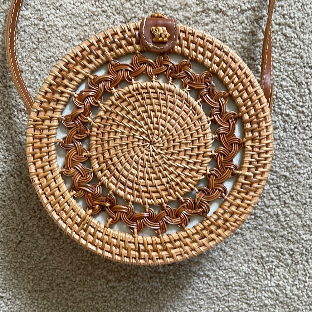 Basket weave cross body purse , great condition